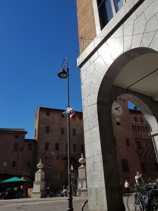 A Due Passi Dal Castello Apartamento Ferrara Exterior foto