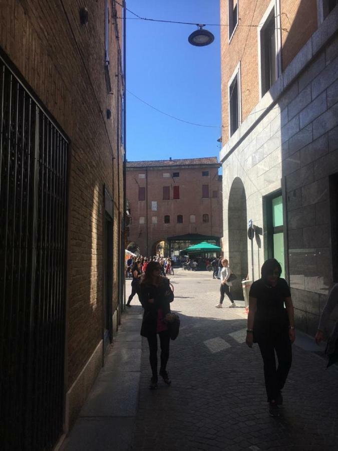 A Due Passi Dal Castello Apartamento Ferrara Exterior foto