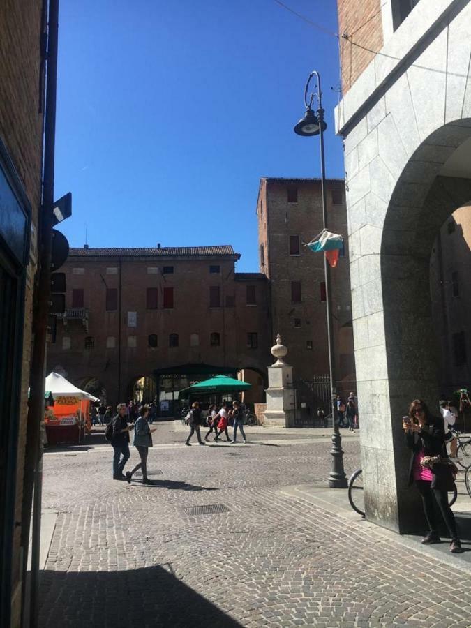 A Due Passi Dal Castello Apartamento Ferrara Exterior foto